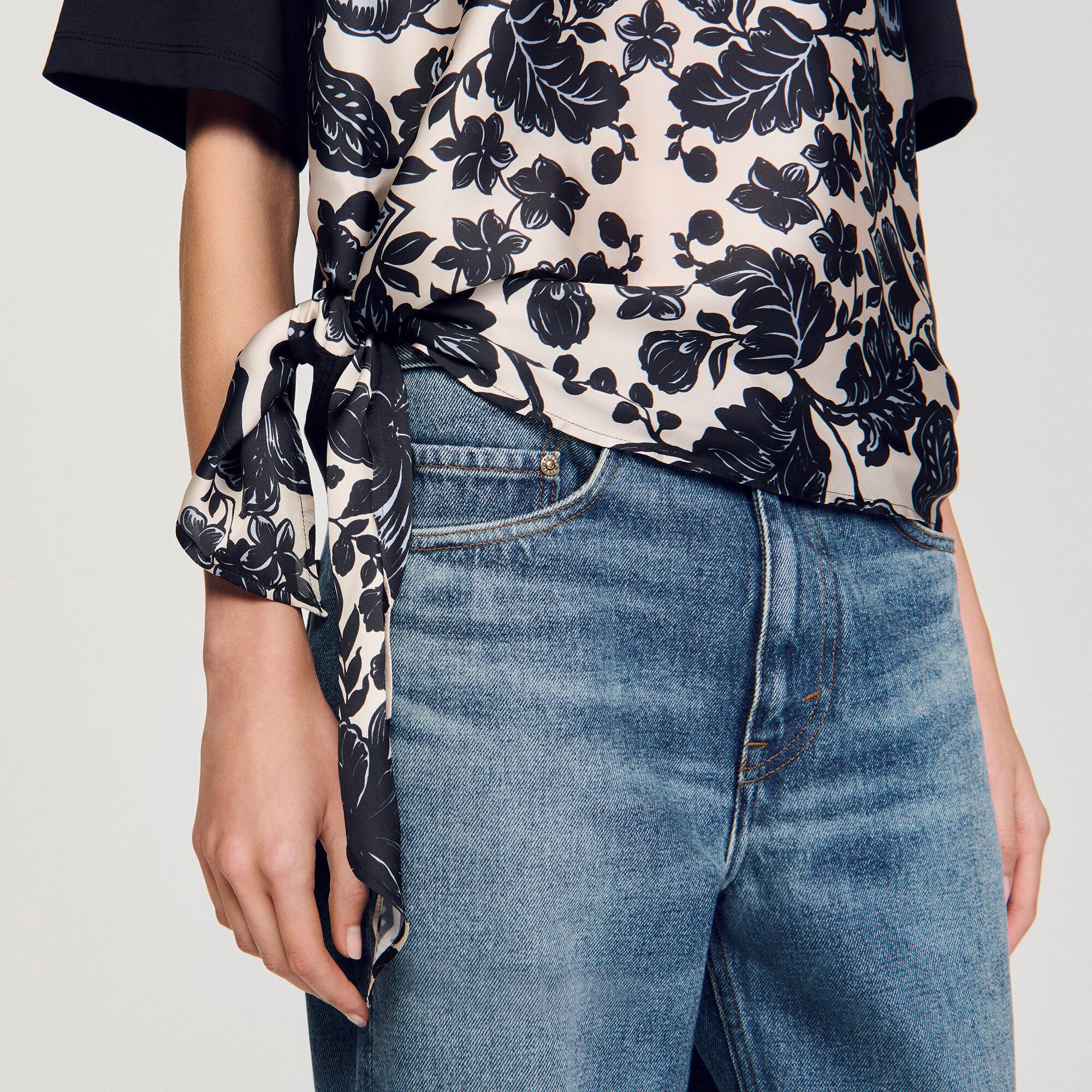 Sandro / Floral motif T-shirt Ecru / Black